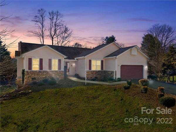 5 Manakiki CT, Etowah, NC 28729