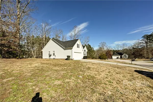 Clover, SC 29710,517 Kittiewake LN