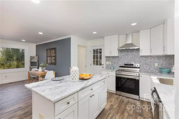 2101 Mcdonald DR, Charlotte, NC 28216