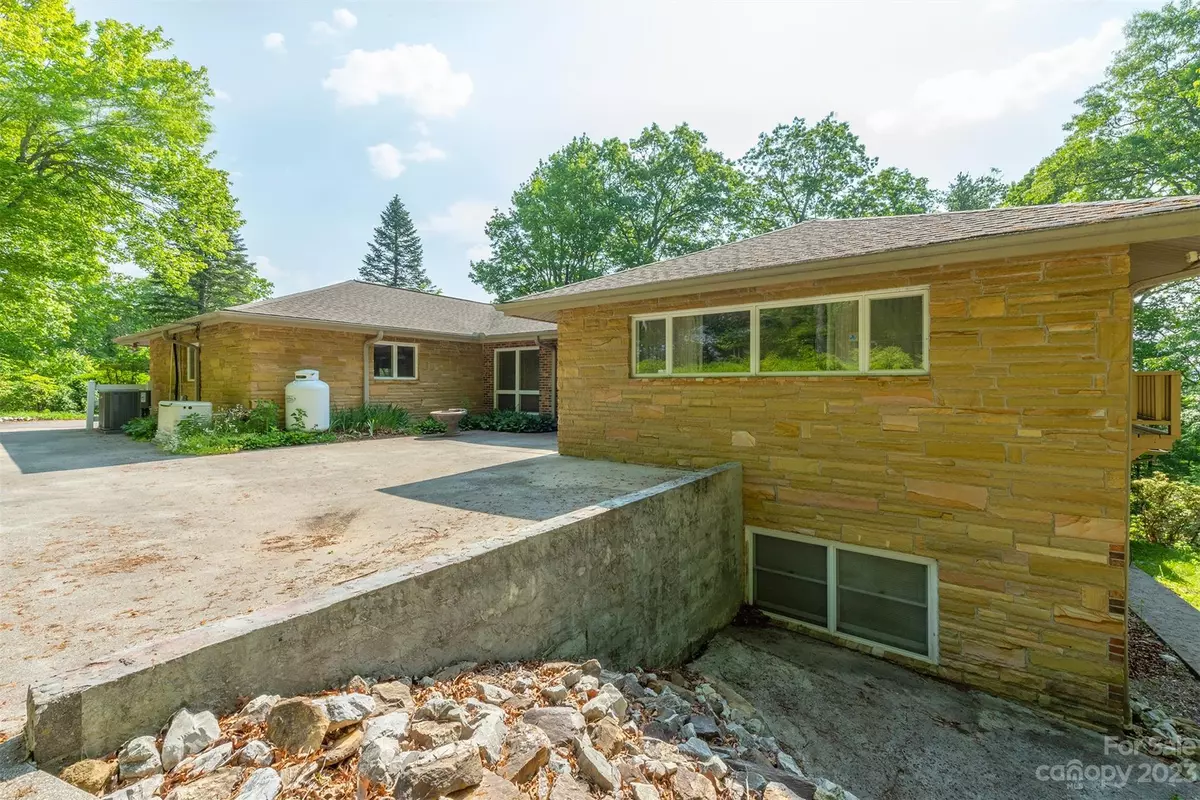 Spruce Pine, NC 28777,104 Azalea LN