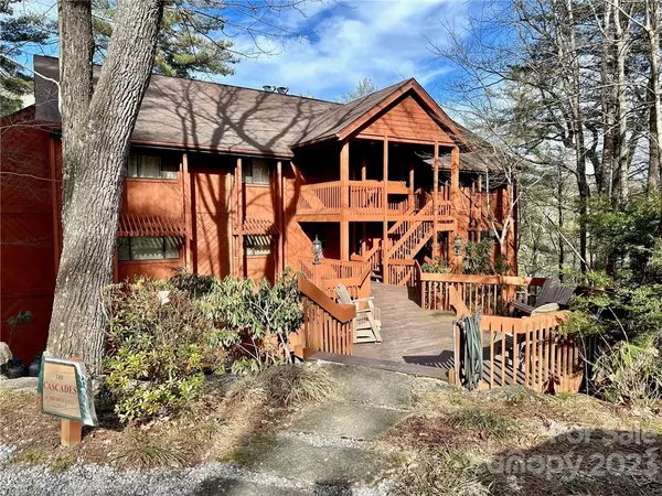 221 Toxaway Falls DR, Lake Toxaway, NC 28747