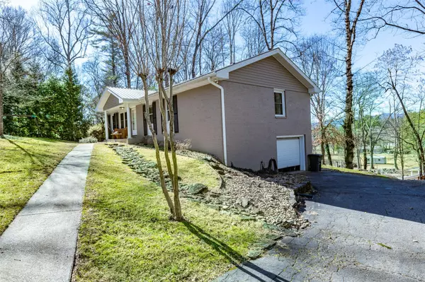 Etowah, NC 28729,222 Timberlane DR