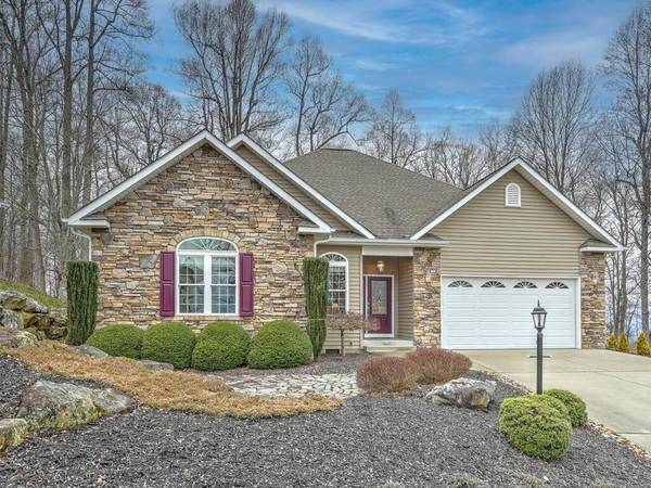 369 Bay Laurel LN, Hendersonville, NC 28791