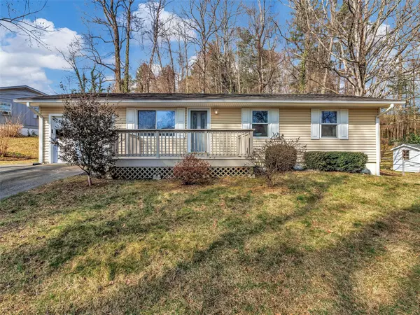 107 Robleigh DR, Hendersonville, NC 28739