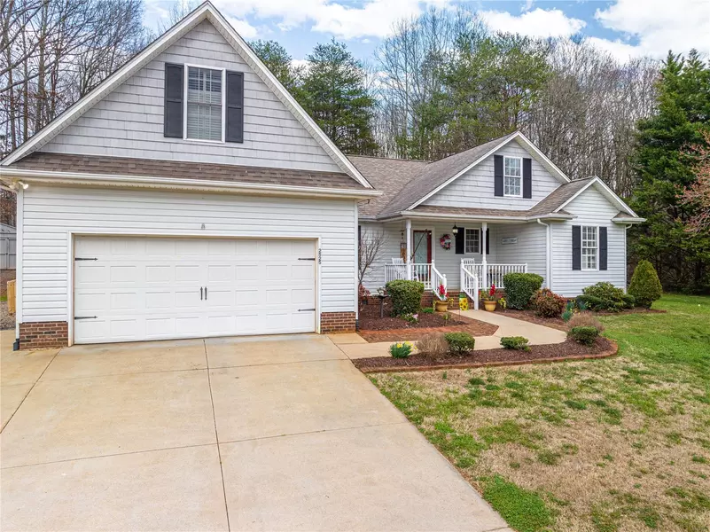 2525 Carriage LN, Lincolnton, NC 28092