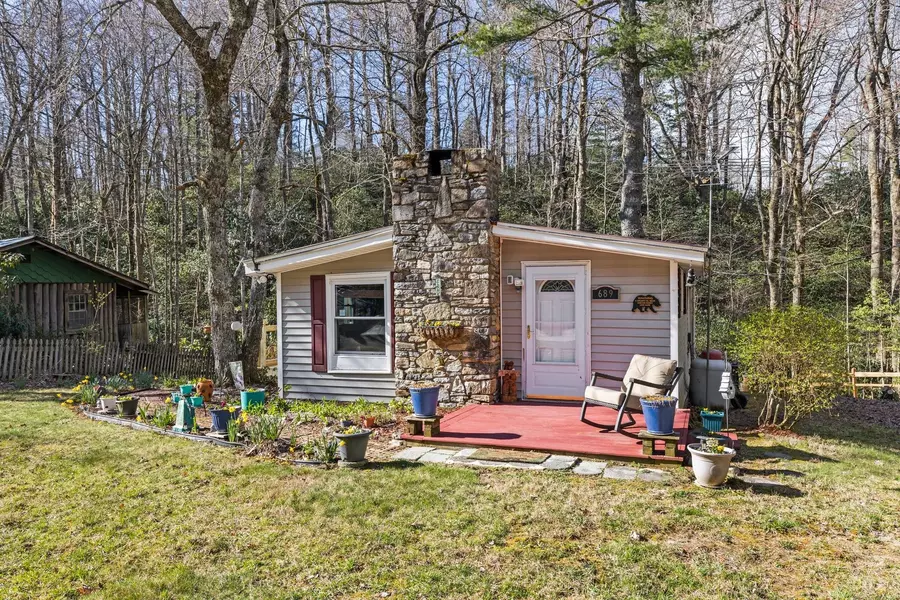 689 Shumont RD, Black Mountain, NC 28711