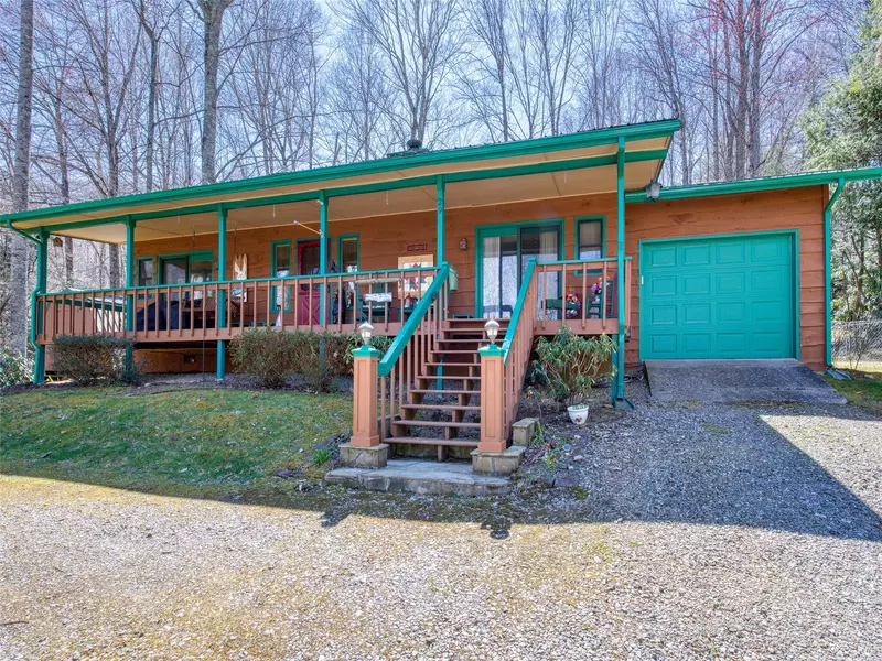 29 Robin Hood LN, Maggie Valley, NC 28751