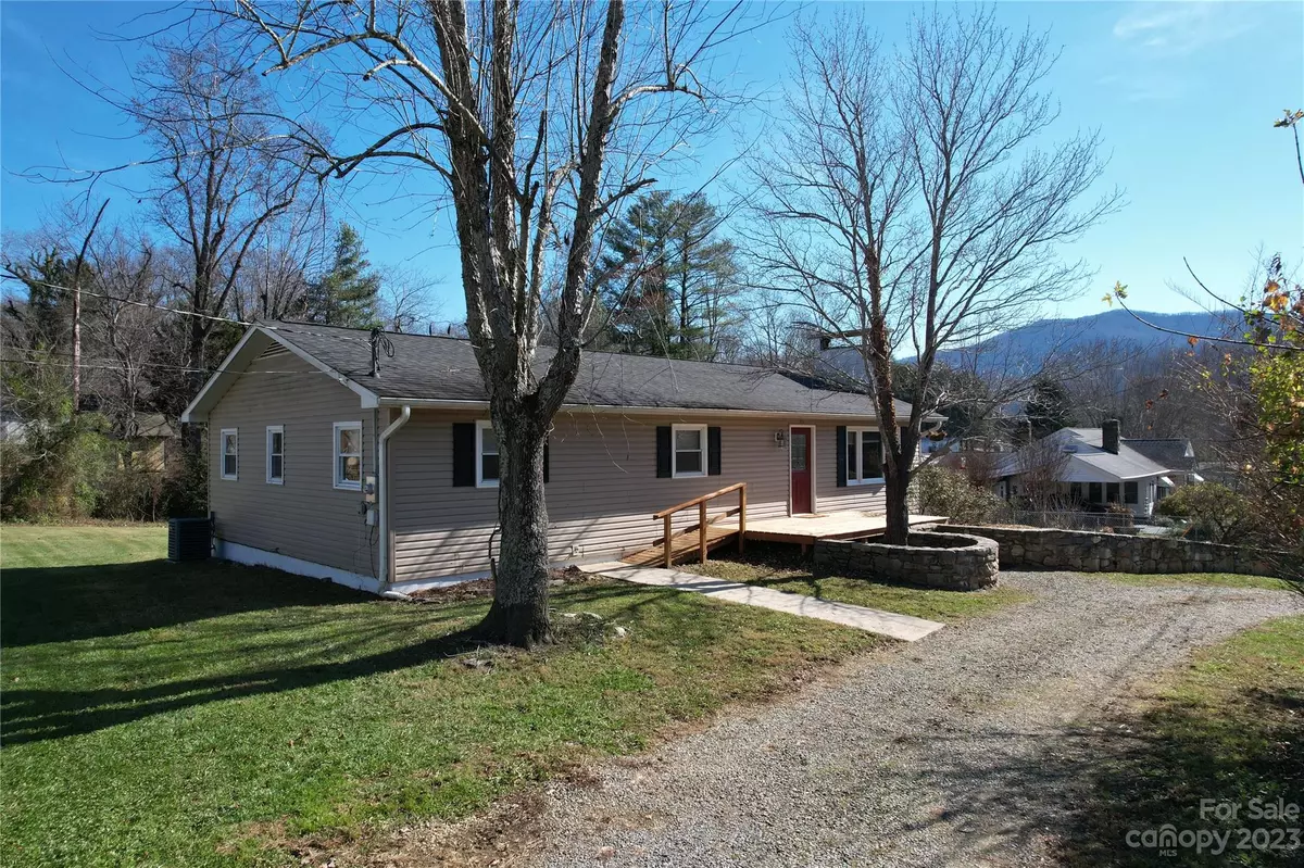 Swannanoa, NC 28778,306 Hawthorne AVE