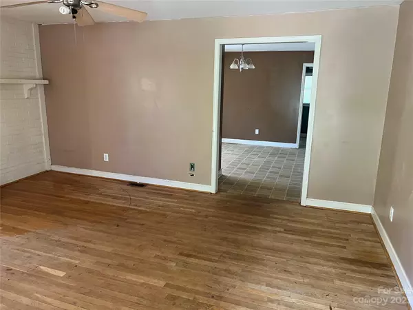 Statesville, NC 28677,807 N Mulberry ST