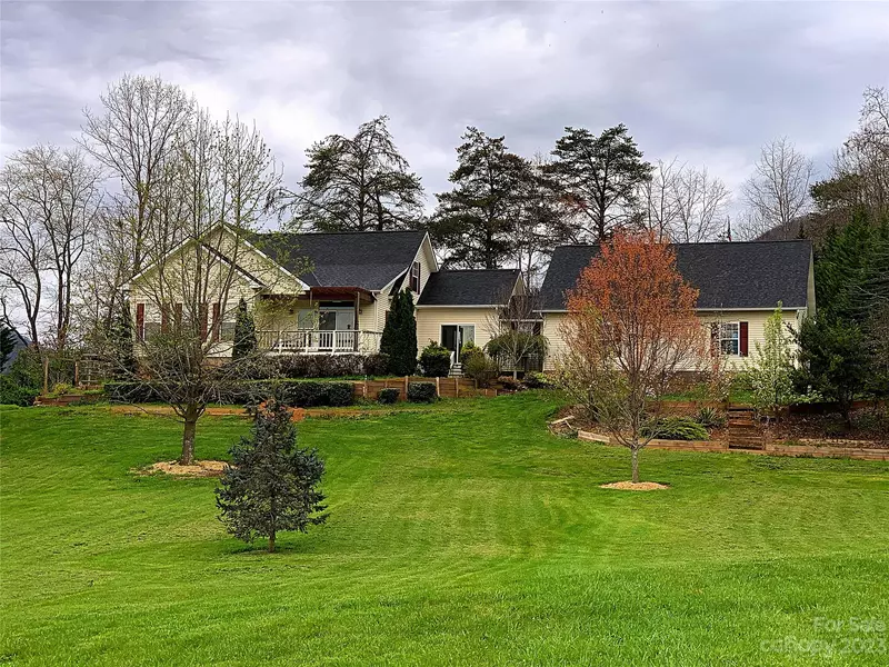 157 Dolata LN, Waynesville, NC 28786