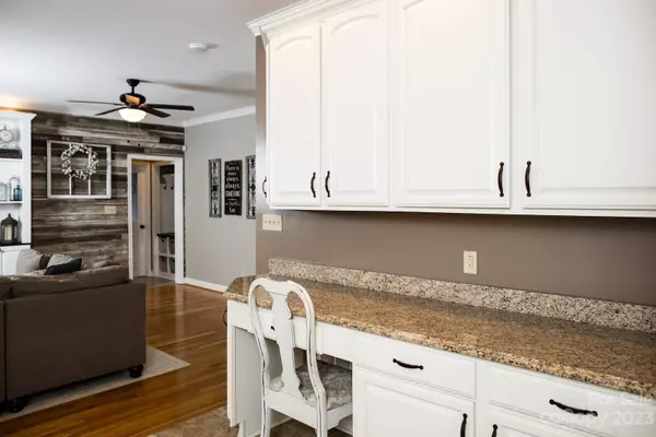 4854 1st Street CT NW Hickory, NC 28601