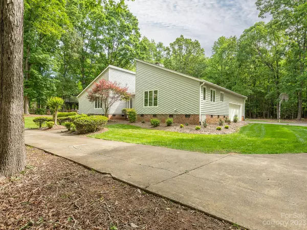 229 Cari LN,  Matthews,  NC 28104