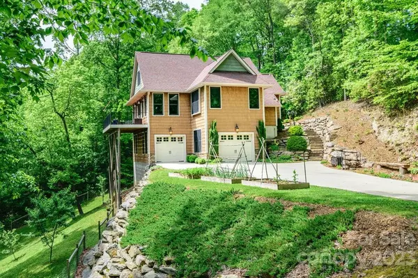 2109 Deep Woods DR, Hendersonville, NC 28739