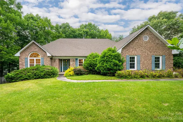 18 High Bluff DR, Weaverville, NC 28787