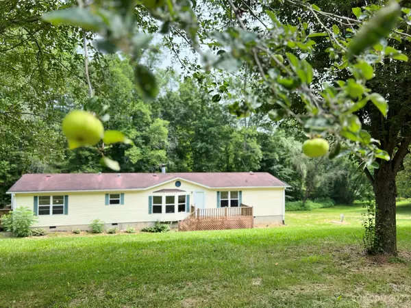 121 Sweet Clover LN, Weaverville, NC 28787
