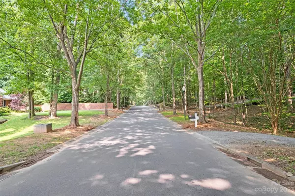 Charlotte, NC 28216,5934 Mountain Point LN