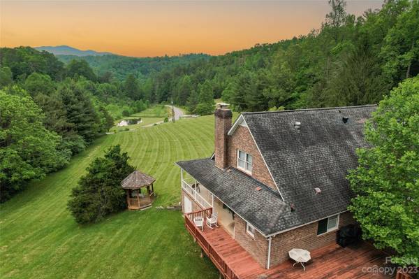 1086 Middle Burningtown RD, Franklin, NC 28734