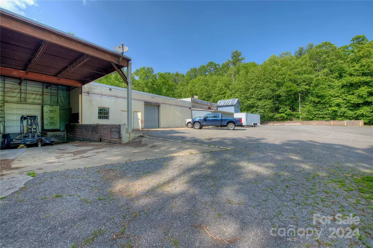 Spruce Pine, NC 28777,350 Henredon RD