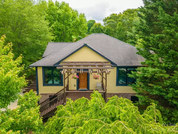 5 N Valley DR, Weaverville, NC 28787