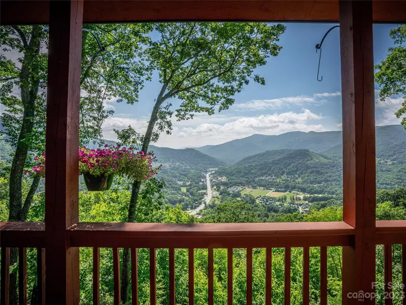 53 Southern Comfort LN, Maggie Valley, NC 28751