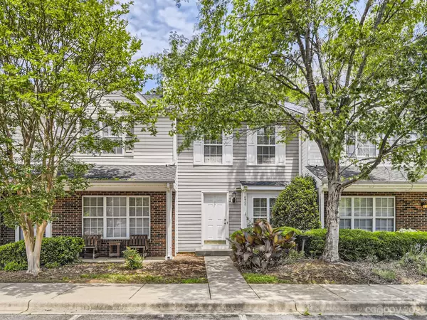 672 Emerald Cove DR, Charlotte, NC 28262