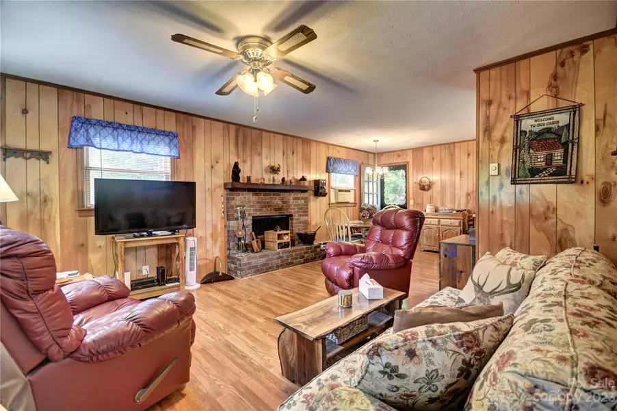 54 Brookside LN, Maggie Valley, NC 28751