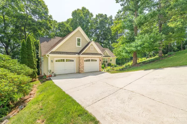 Arden, NC 28704,9 Springhead CT