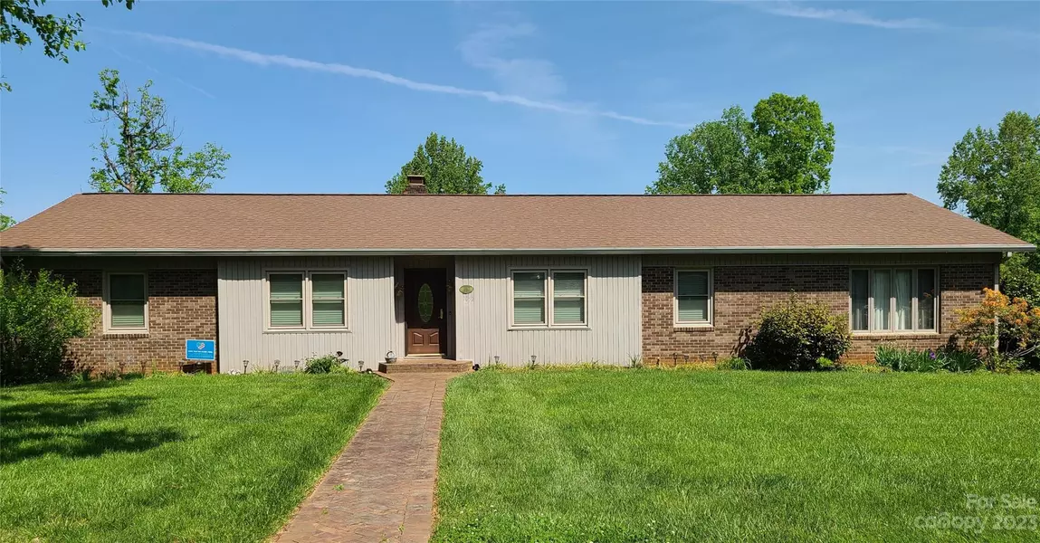 1052 20th Avenue PL NW, Hickory, NC 28601