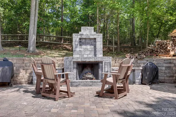 19 Woodvine LN, Lake Wylie, SC 29710