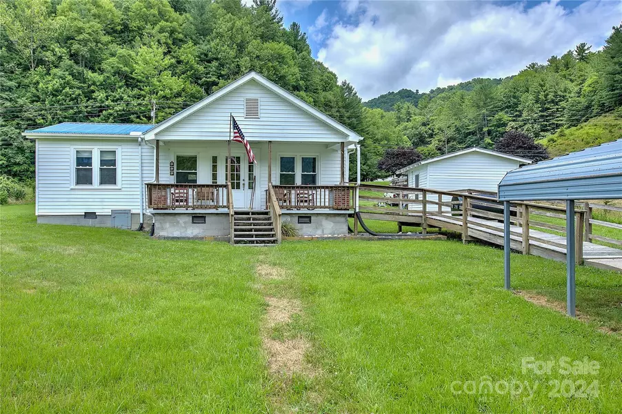 28 Hughes Gap RD, Bakersville, NC 28705