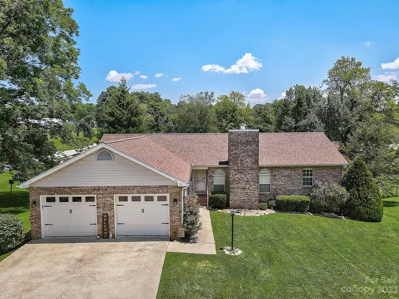 10 Hillside DR E, Etowah, NC 28729