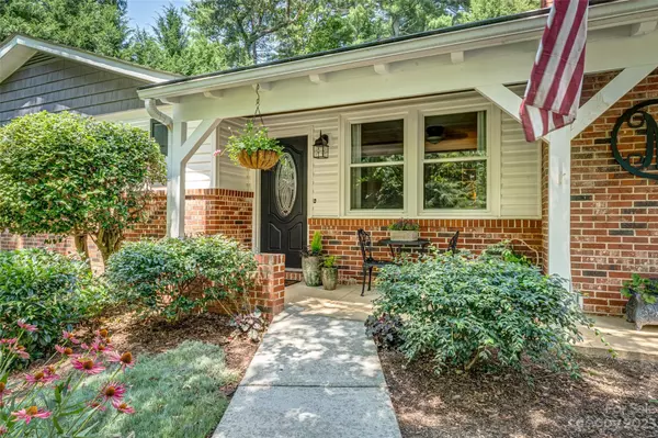 East Flat Rock, NC 28726,172 Pine Valley RD