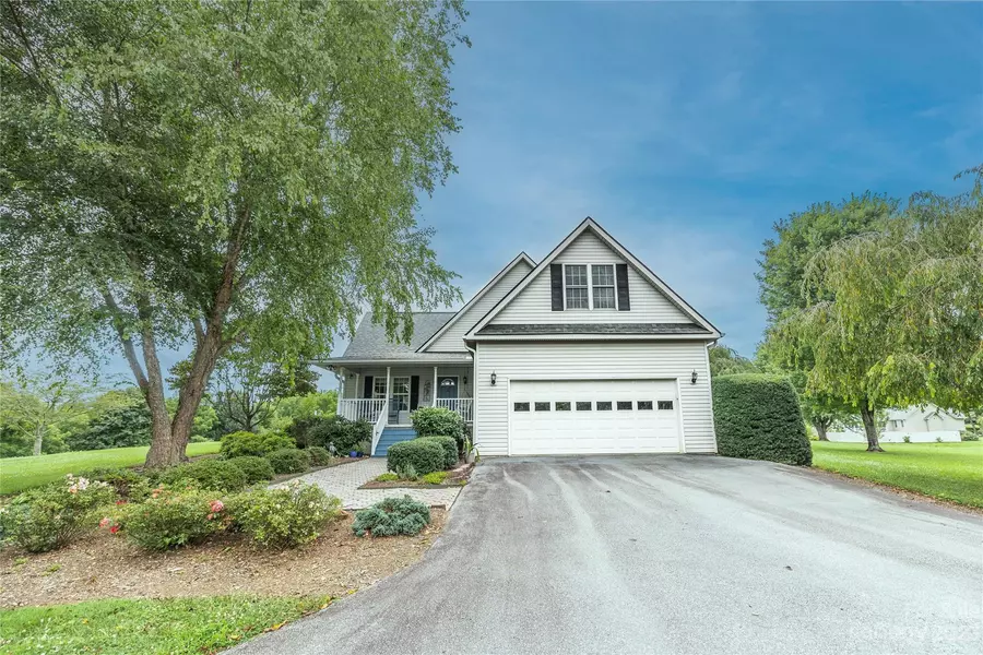 78 Kinvara LN, Horse Shoe, NC 28742