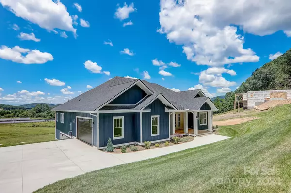 Hendersonville, NC 28792,297 Maple Knoll DR