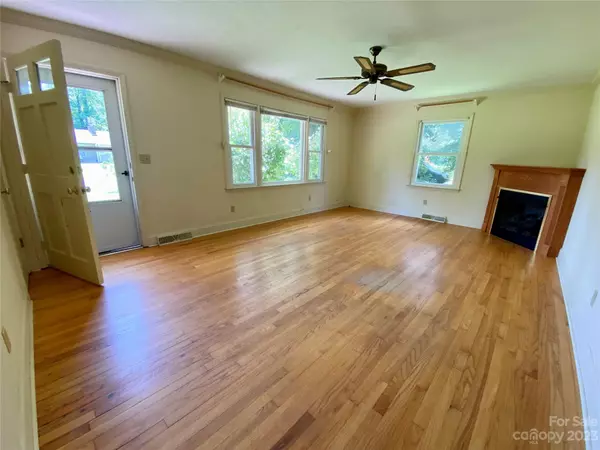 Etowah, NC 28729,116 White Oak ST