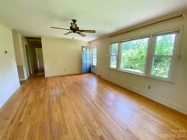 Etowah, NC 28729,116 White Oak ST