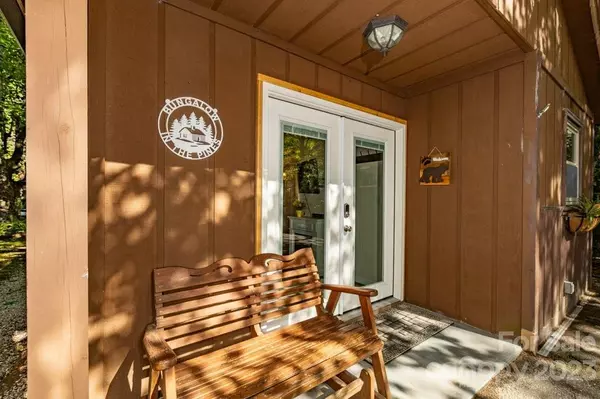Newland, NC 28657,272 Black Pine RD