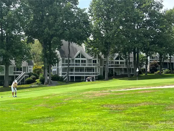 134 Broadmoor DR, Flat Rock, NC 28739