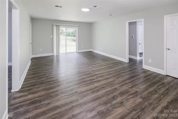 Charlotte, NC 28215,6607 Willow Spring RD #L21