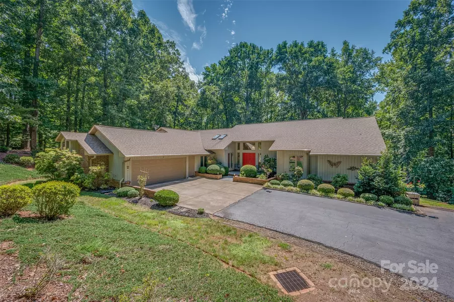 5 Jackson GRV S, Landrum, SC 29356