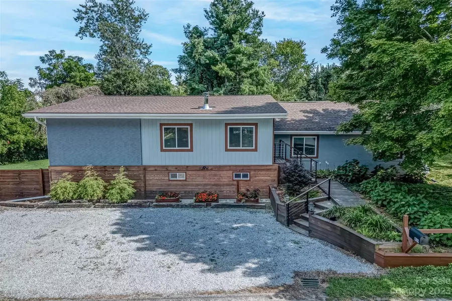 419 E Blue Ridge RD, East Flat Rock, NC 28726