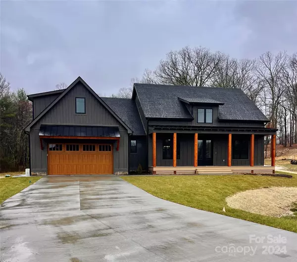 38 Lucy LN, Mills River, NC 28759