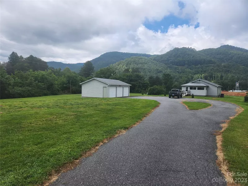 146 Canada RD, Tuckasegee, NC 28783