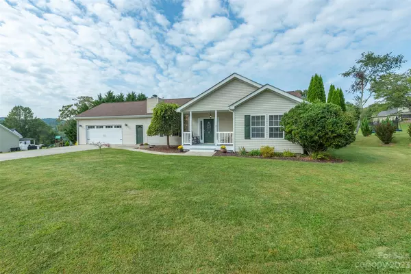 385 Hidden Meadow DR, Hendersonville, NC 28792