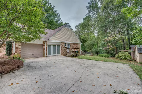 Gastonia, NC 28054,339 Whitethorn DR