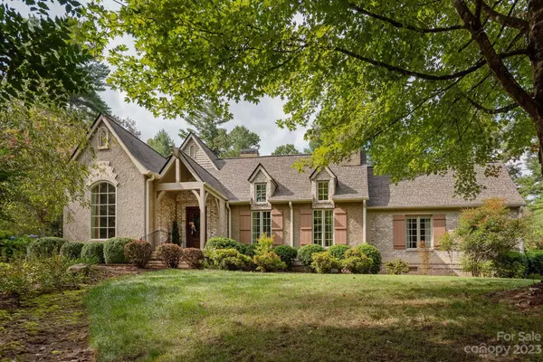 100 Thornhill LN,  Hendersonville,  NC 28739