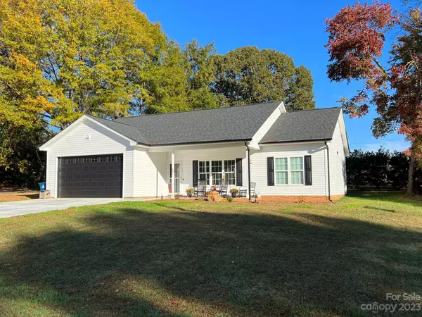 602 Eisenhower ST, Yadkinville, NC 27055