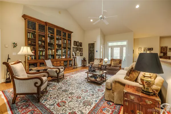 Hendersonville, NC 28739,41 Silk Tree RD