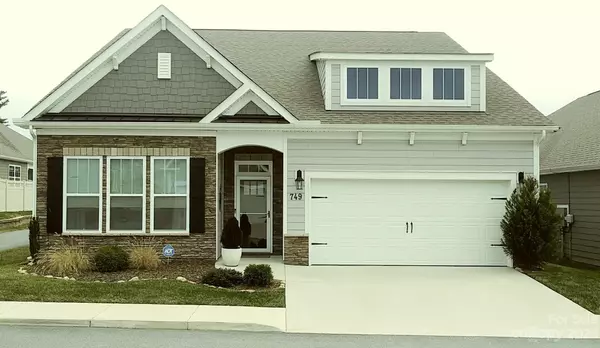 749 Summerfield PL, Flat Rock, NC 28731