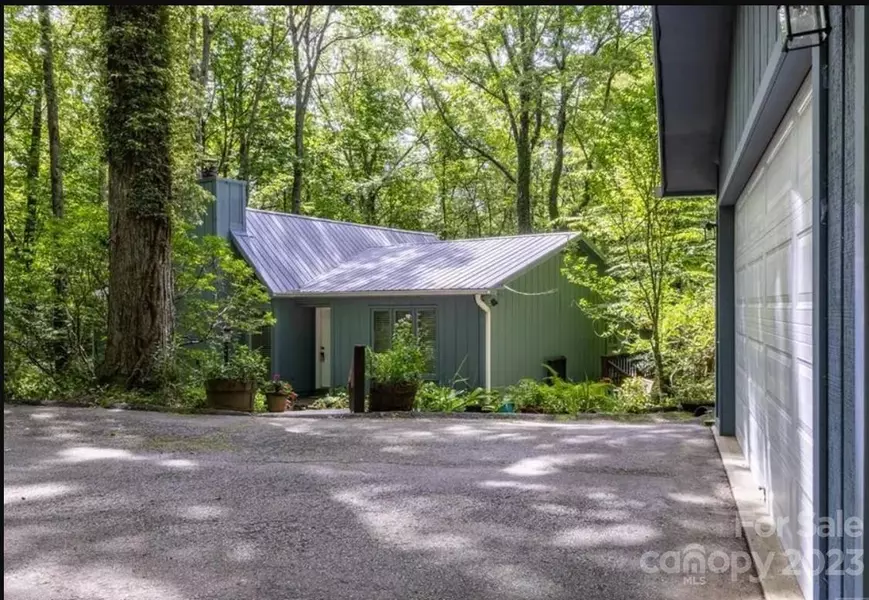 204 Narrows RD, Sapphire, NC 28774